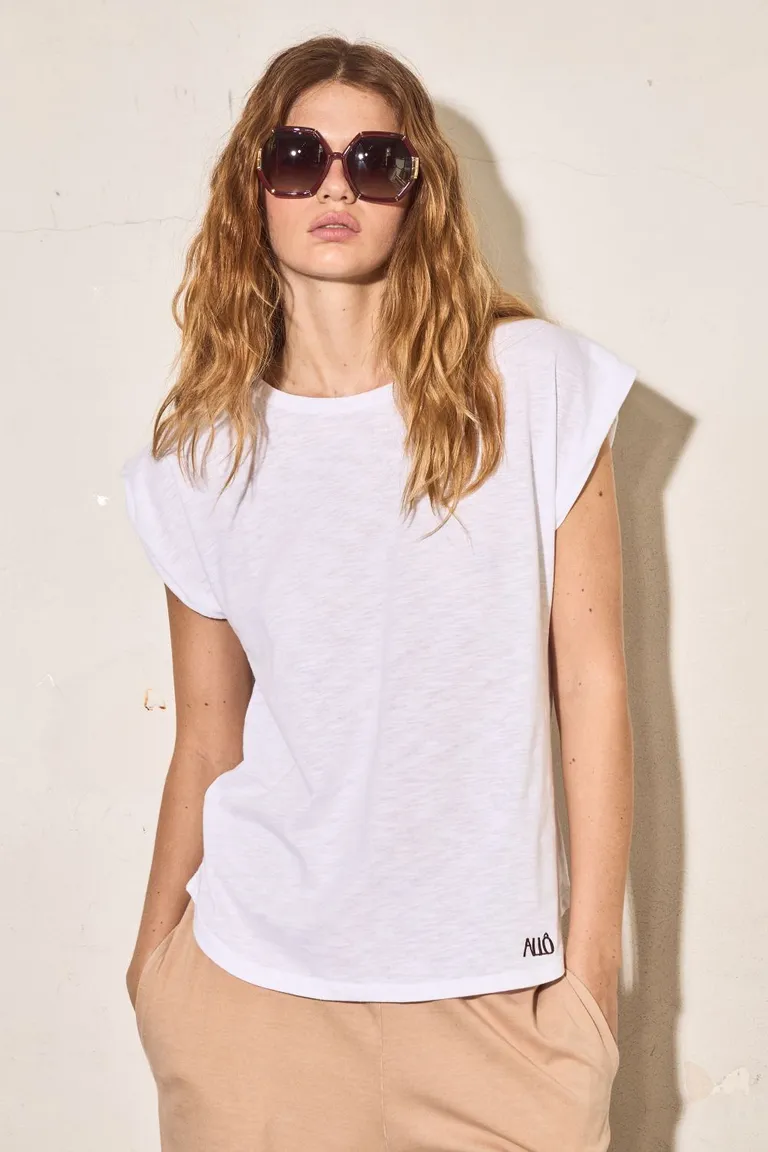 Remera blanca de diseño sencillo y versátil para mujer de Allo Martinez en Remeras para argentina