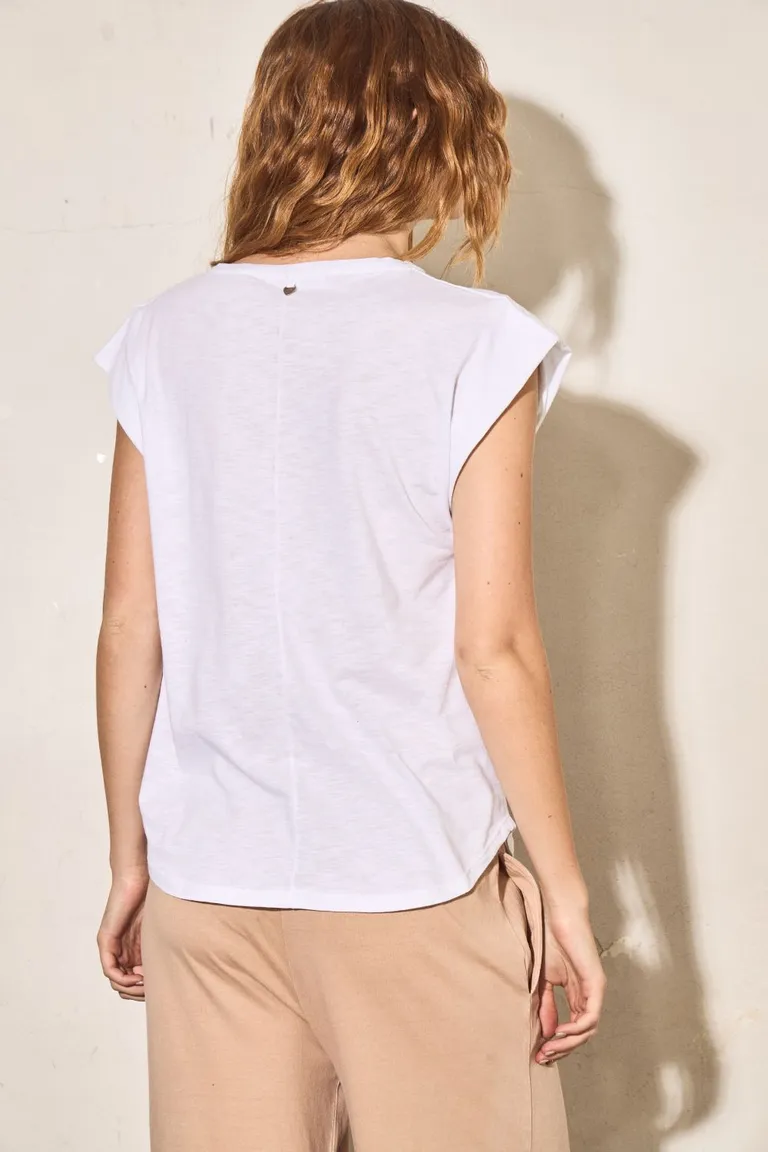 Remera blanca de diseño sencillo y versátil para mujer de Allo Martinez en Remeras para argentina