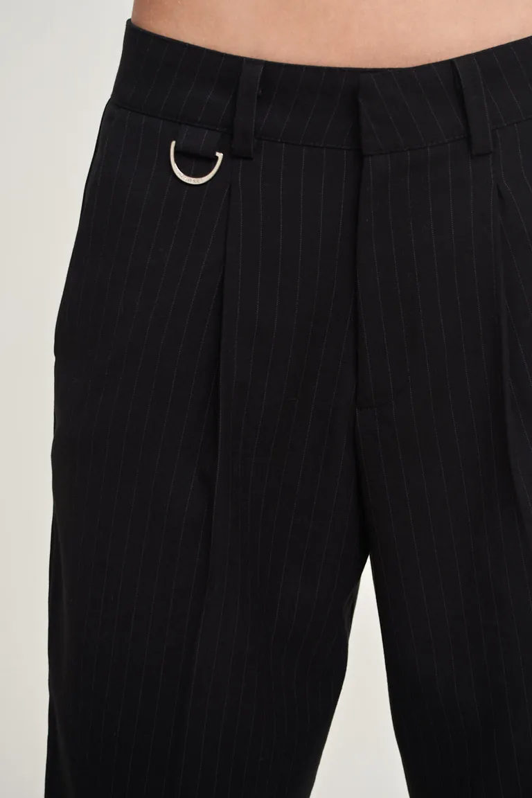 Bermuda negra de corte relajado con motivo rayado vertical y detalles metálicos de 47 Street en Pantalones para argentina