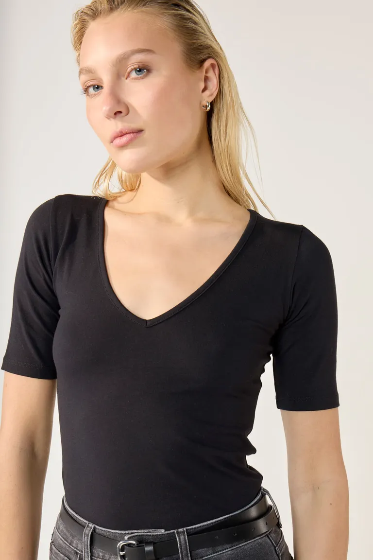 Remera de algodón de manga corta y escote en V para mujer de Cuesta Blanca en Remeras para argentina