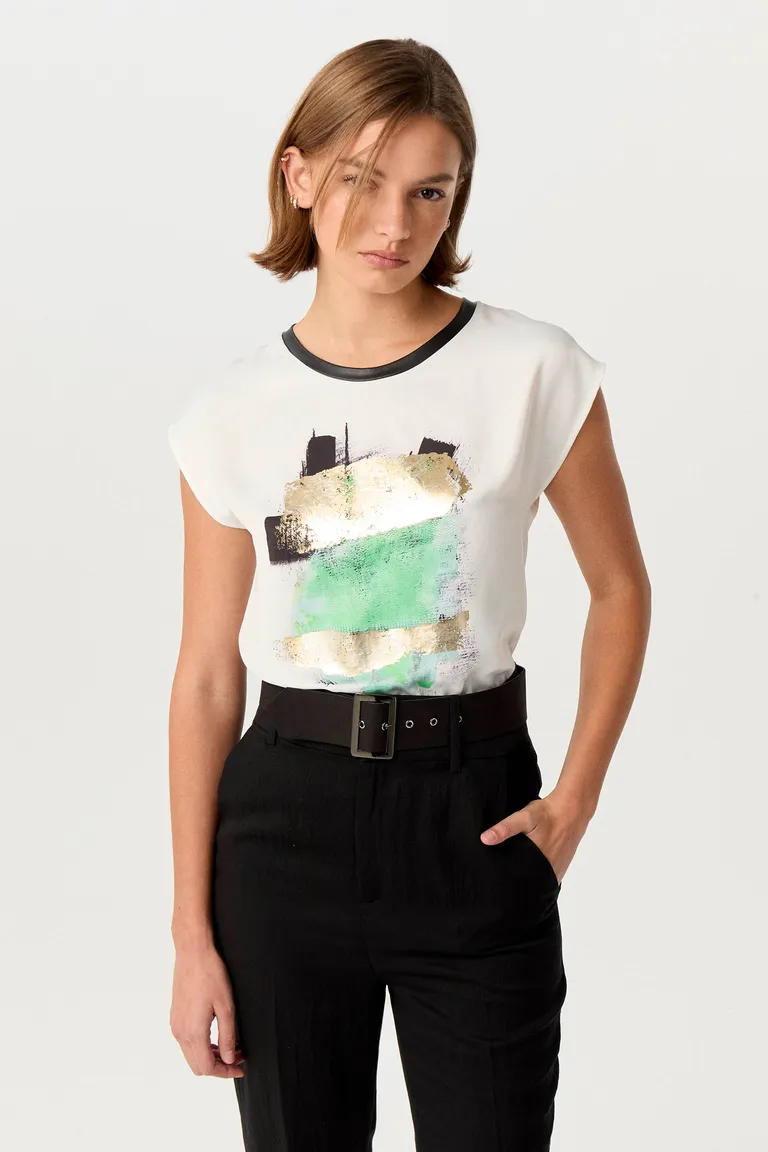 Remera de satén negra con estampa en foil y diseño relajado de Markova en Remeras para argentina