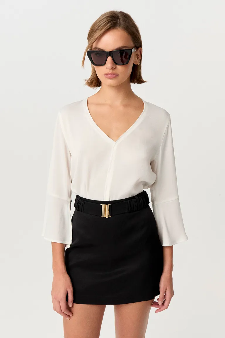 Blusa blanca con escote en V y mangas 3/4 con puños volados de Markova en Blusas para argentina