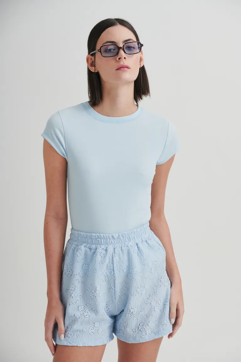 Remera básica de manga corta y cuello redondo en color celeste suave de Sweet en Remeras para argentina