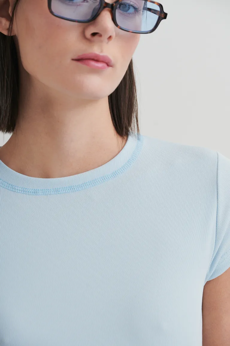 Remera básica de manga corta y cuello redondo en color celeste suave de Sweet en Remeras para argentina