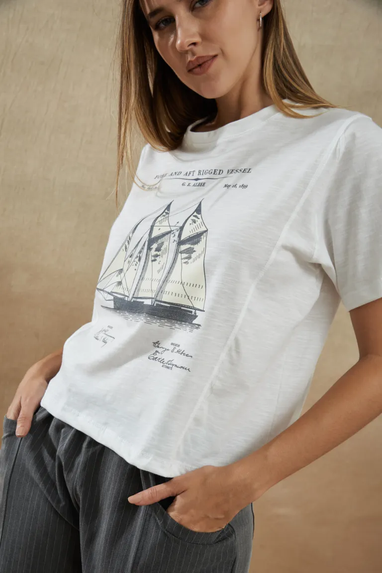 Remera blanca con estampado de barcos - Pieza casual y elegante para el guardarropa femenino de Apricot en Remeras para argentina