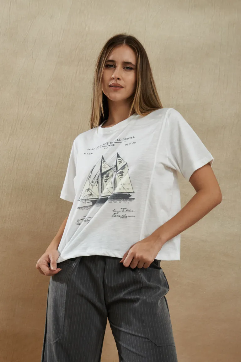 Remera blanca con estampado de barcos - Pieza casual y elegante para el guardarropa femenino de Apricot en Remeras para argentina
