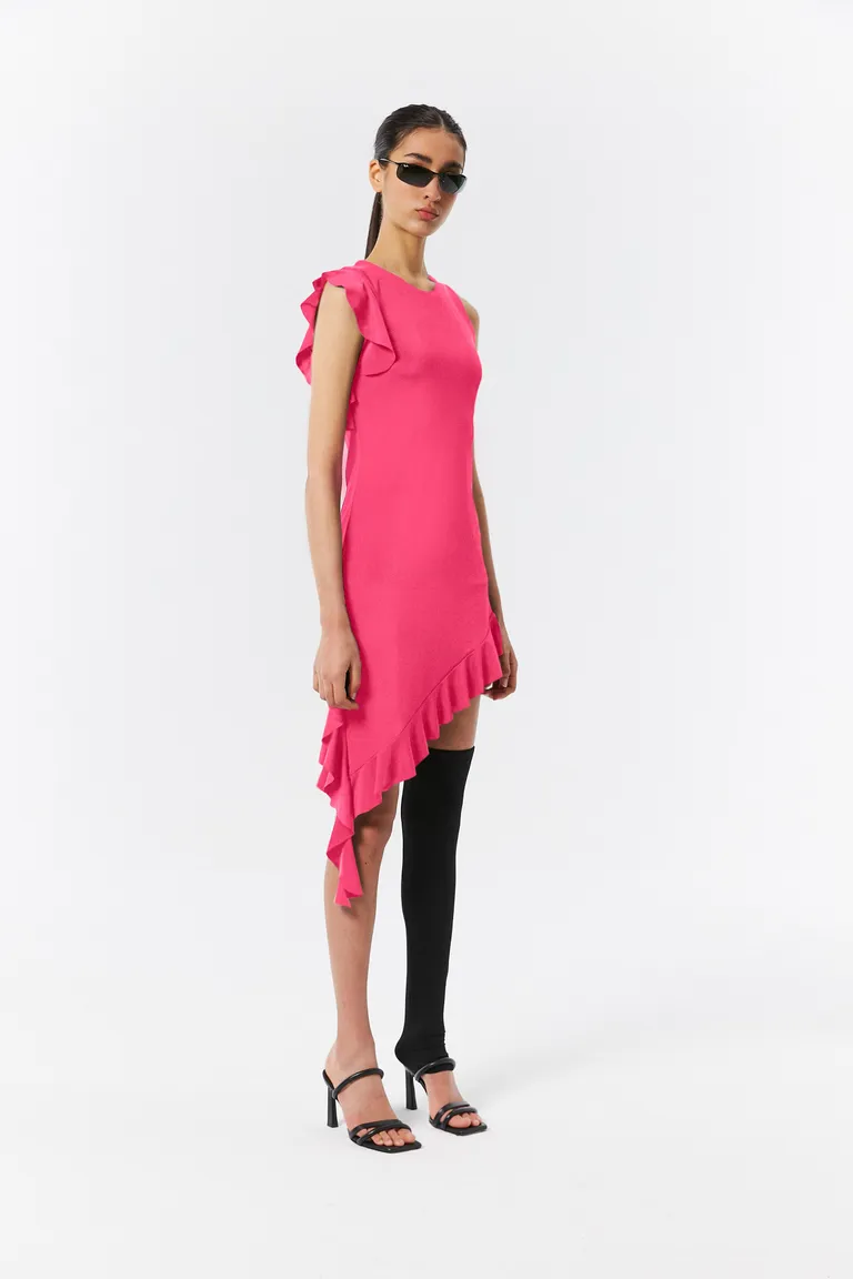 Vestido de microfibra con volados en sisa y falda, diseño versátil y elegante de Naíma en Vestidos para argentina