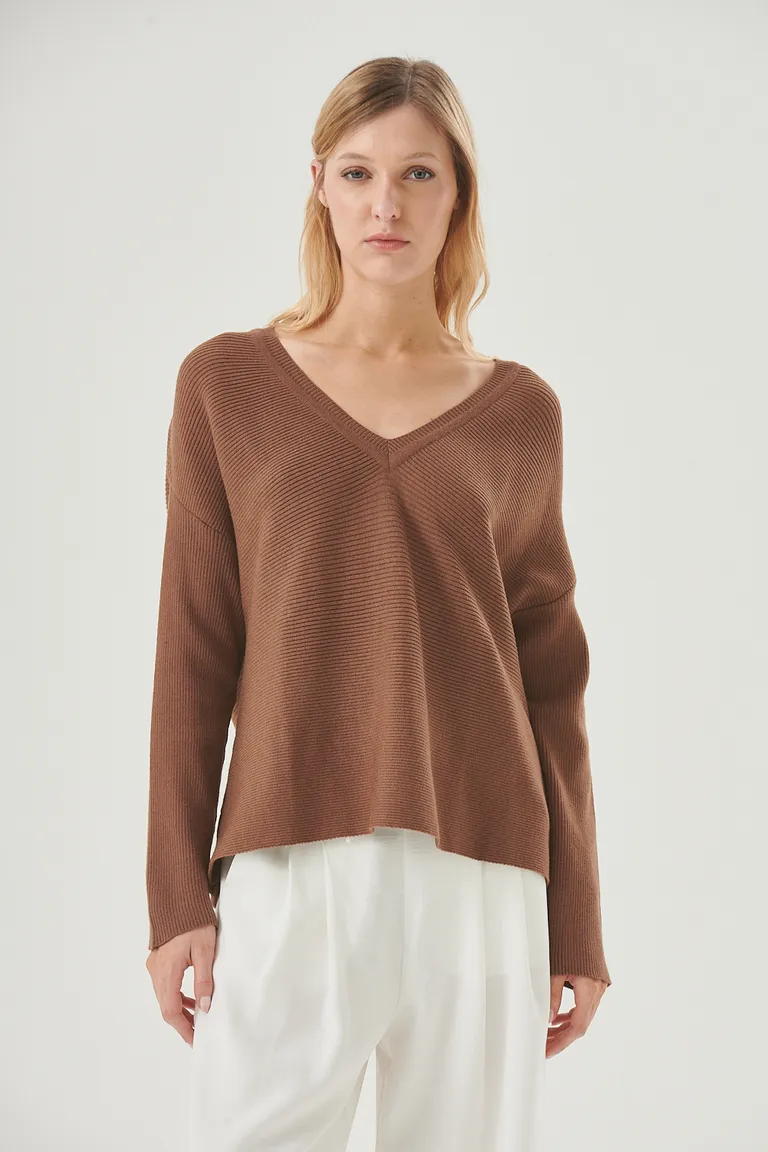 Sweater de escote en V, prenda elegante y de corte relajado para looks casuales y de transición de Sweet en Buzos y Sweaters para argentina