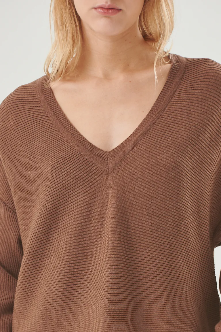 Sweater de escote en V, prenda elegante y de corte relajado para looks casuales y de transición de Sweet en Buzos y Sweaters para argentina