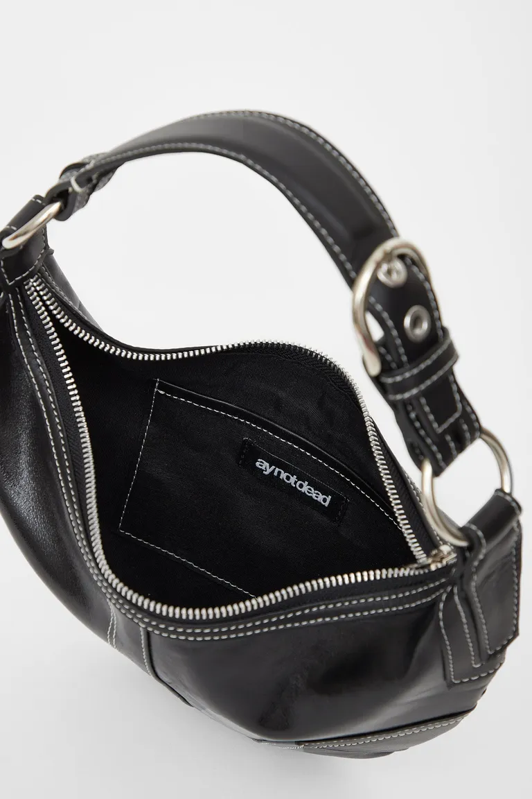 Cartera combinada de cuero brilloso y opaco con cierre metálico y detalles en contraste de Ay Not Dead en Bolsos y Carteras para argentina