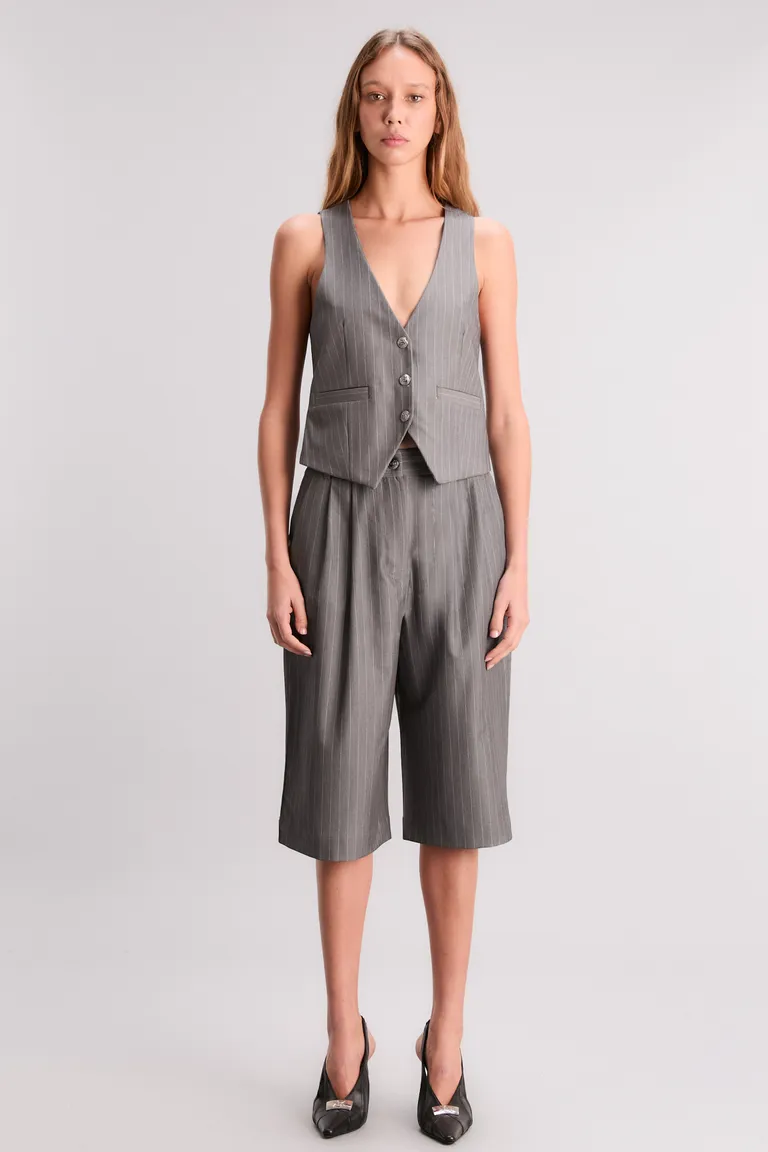 Bermuda Alison de tiro alto con bolsillos y broche exclusivo en tejido sastrero rayado de Kosiuko en Pantalones para argentina