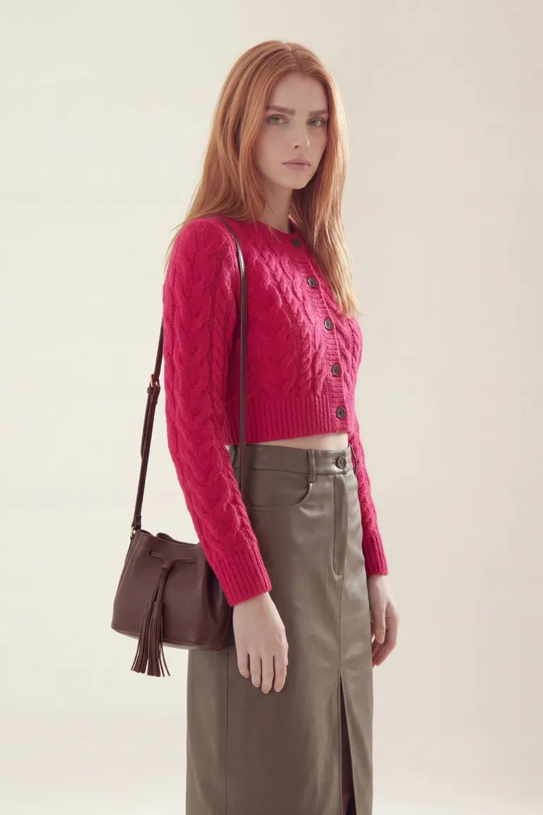 Cardigan corto tejido con cierre frontal de botones y mangas largas de Akiabara en Buzos y Sweaters para argentina