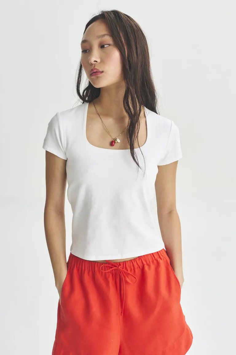 Remera cuadrada de manga corta para mujer, una prenda básica y versátil de Akiabara en Remeras para argentina