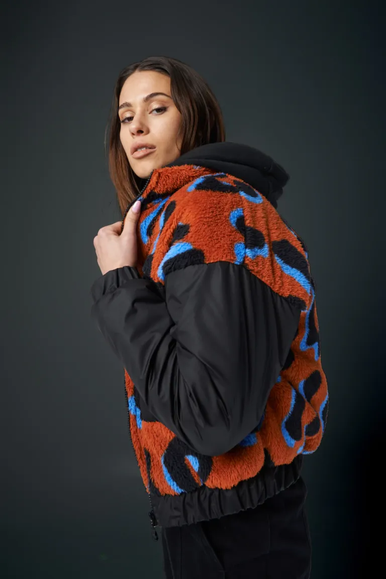 Chaqueta con estampado llamativo y diseño envolvente para un look moderno y sofisticado de Apricot en Chaquetas para argentina