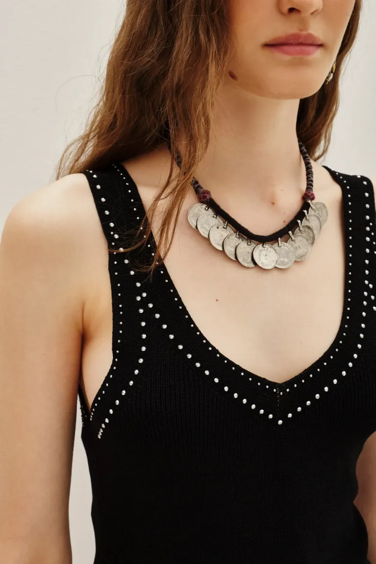 Musculosa ajustada con escote en V y detalle de tachas metálicas en los bordes de Rapsodia en Tops para argentina