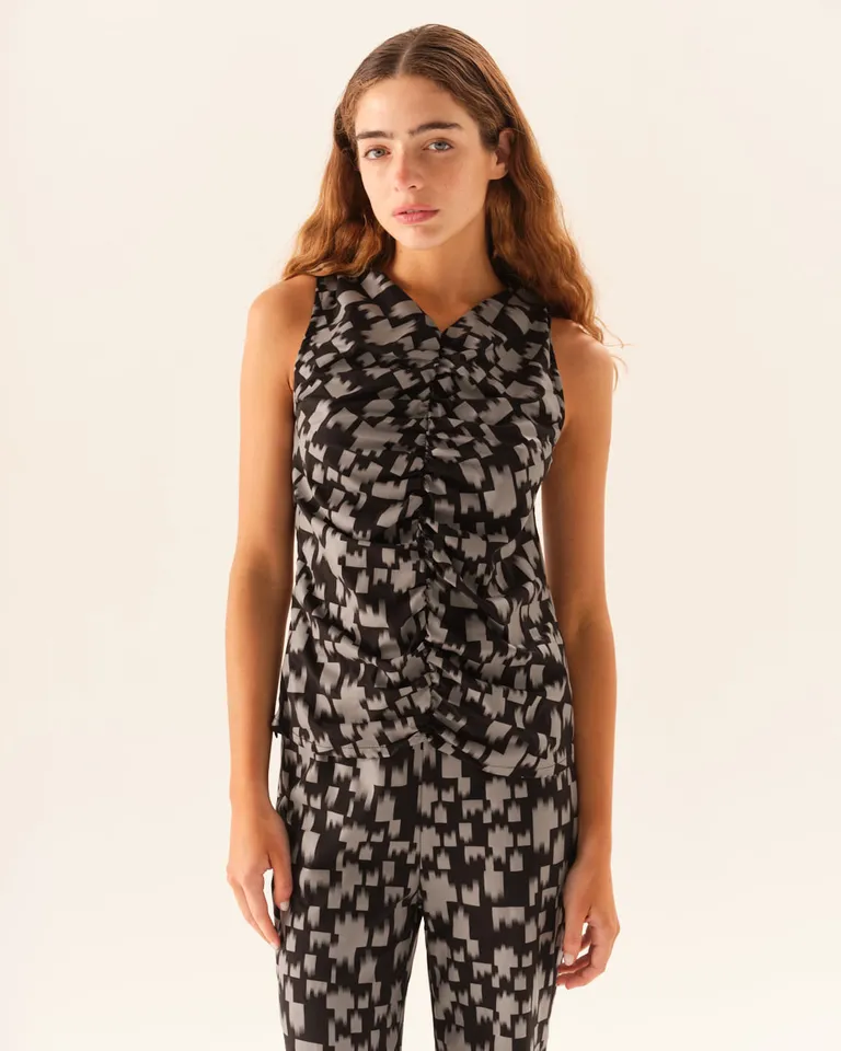 Top sin mangas con escote en V y detalle fruncido frontal con estampa de Furzai en Tops para argentina