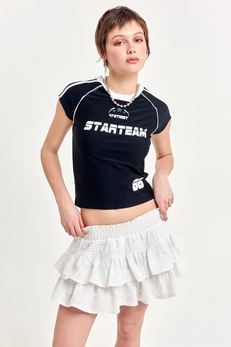 Falda corta con doble volado, perfecta para un look fresco y femenino de 47 Street en Faldas para argentina