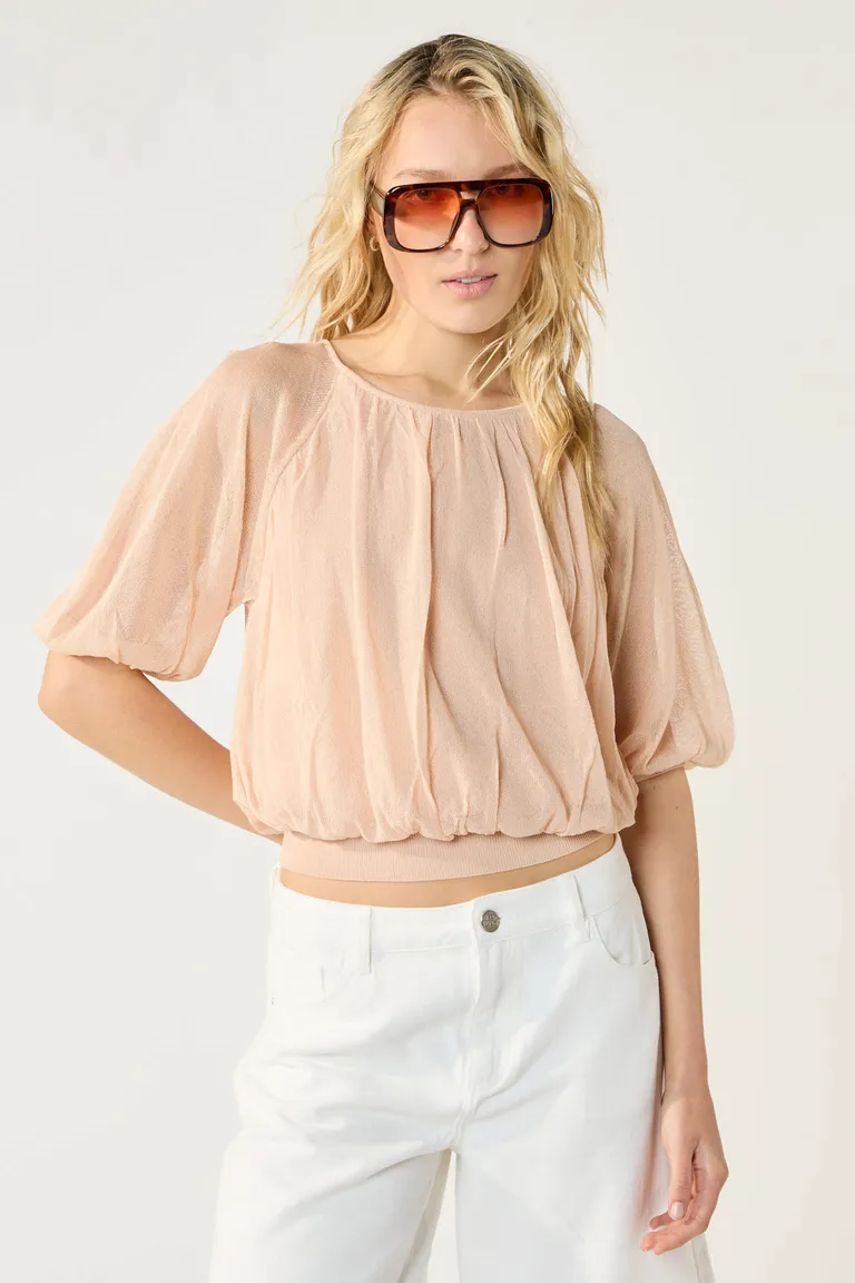 Suéter femenino de corte holgado con detalles traslúcidos en las mangas de Cuesta Blanca en Buzos y Sweaters para argentina