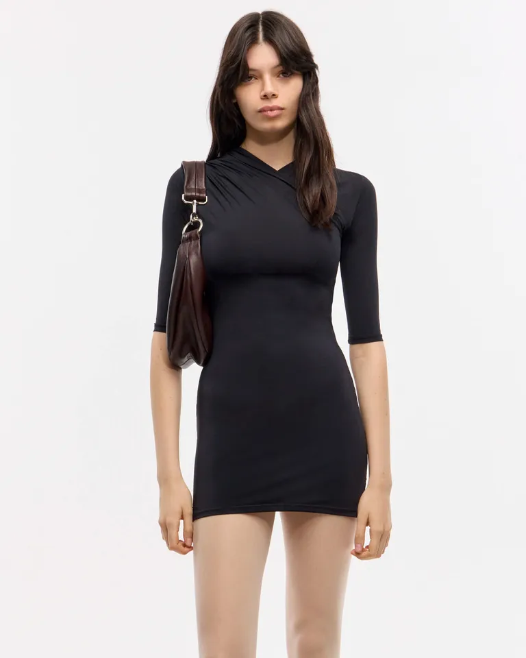 Vestido corto entallado con diseño cruzado y mangas tres cuartos de Ay Not Dead en Vestidos para argentina