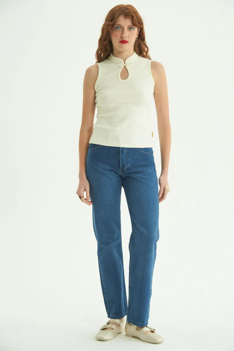 Elegante Musculosa Blanca con Cuello Mao y Detalle de Alamar de Las Pepas en Tops para argentina