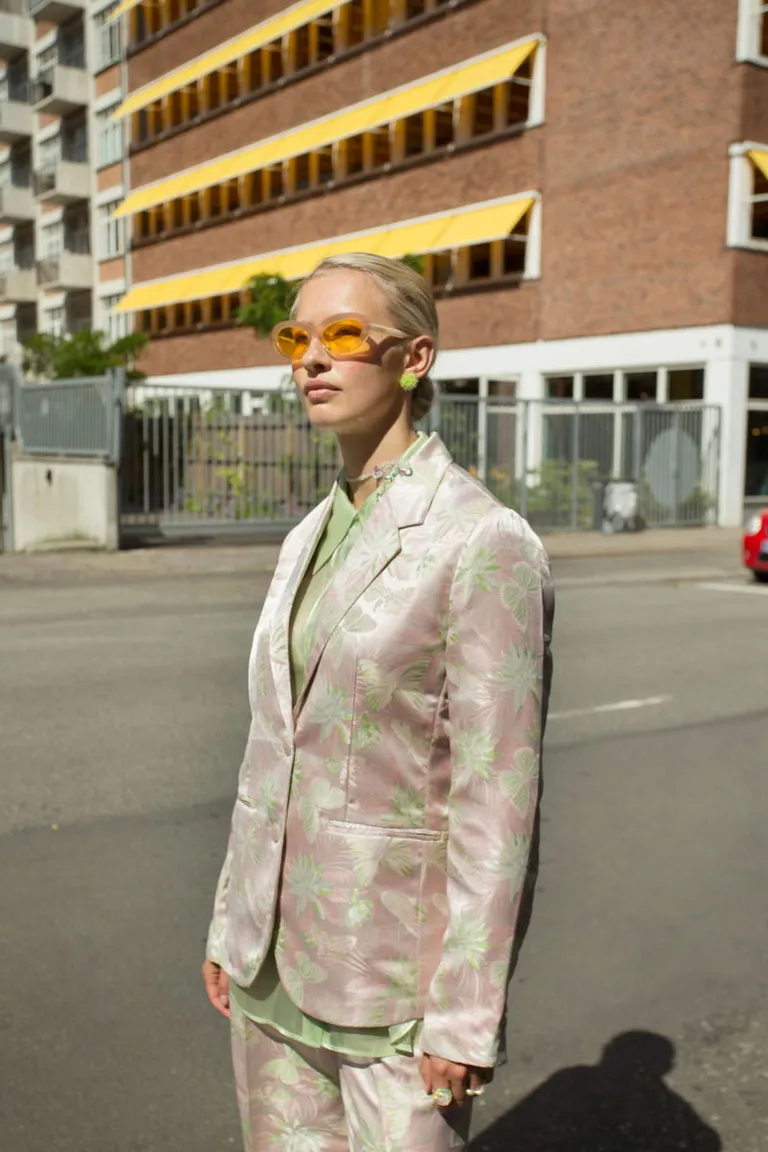 Blazer de diseño jacquard con motivos florales en tonos rosa y verde para un estilo elegante y femenino de Las Pepas en Blazers para argentina