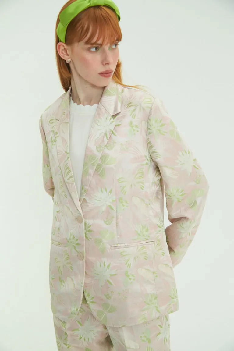 Blazer de diseño jacquard con motivos florales en tonos rosa y verde para un estilo elegante y femenino de Las Pepas en Blazers para argentina