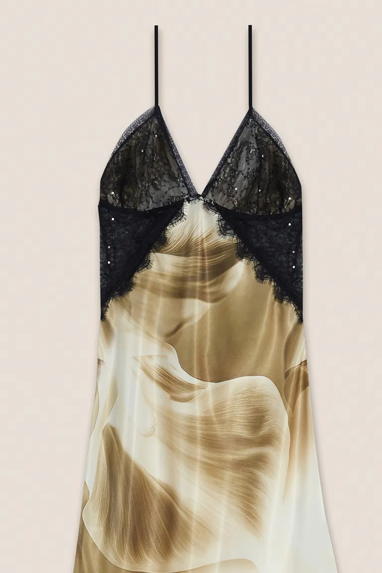 Vestido satinado con estampa exclusiva y detalles en encaje bordado de Tucci en Vestidos para argentina