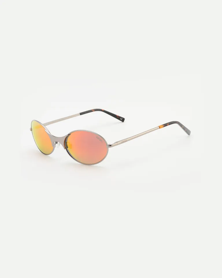 Gafas de sol de diseño curvo con patillas de metal y lentes polarizadas de Ay Not Dead en Anteojos para argentina