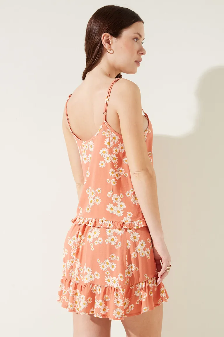 Top sin mangas con breteles finos, escote redondo y detalle de volado fruncido en el ruedo de Cuesta Blanca en Tops para argentina