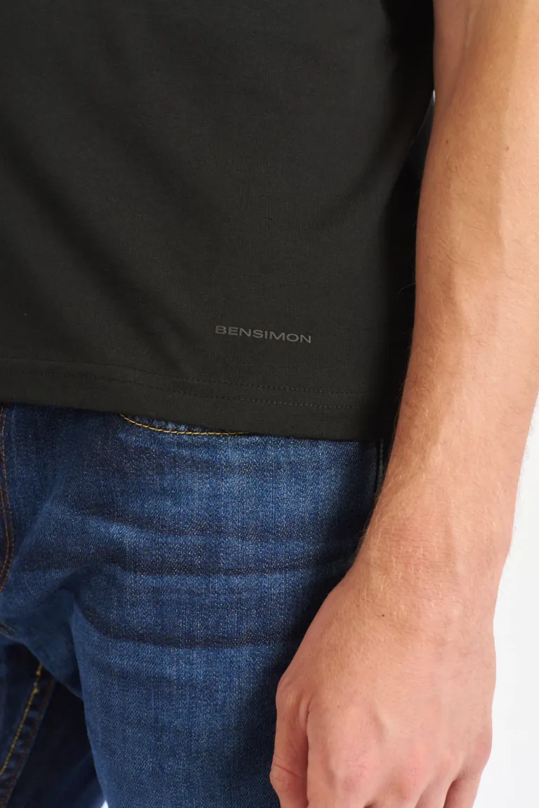 Remera de cuello redondo y manga corta con detalle de logo pequeño en el frente de Bensimon en Remeras y Polos para argentina