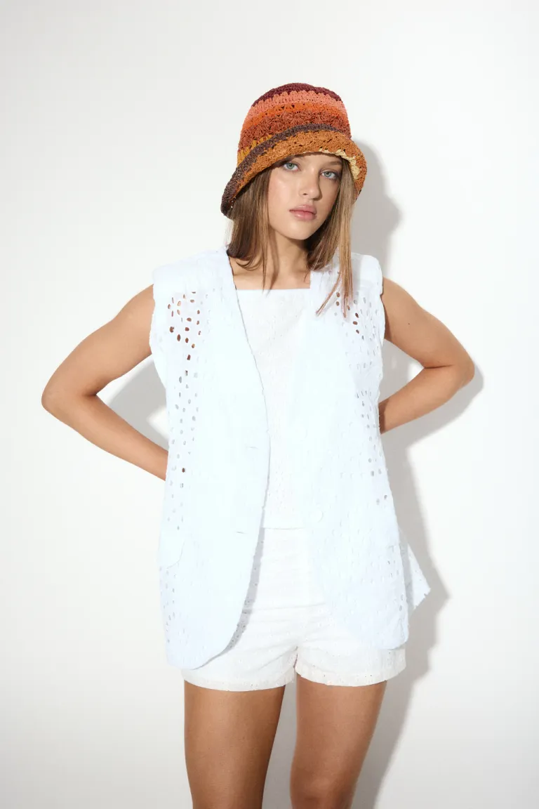 Chaleco de mujer con bordados elegantes y estilo informal de Audaz en Chalecos para argentina