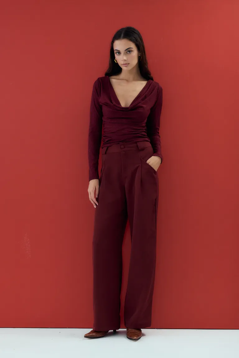 Pantalón de tiro alto en tono rojo, diseño elegante y moderno para la mujer de Audaz en Pantalones para argentina