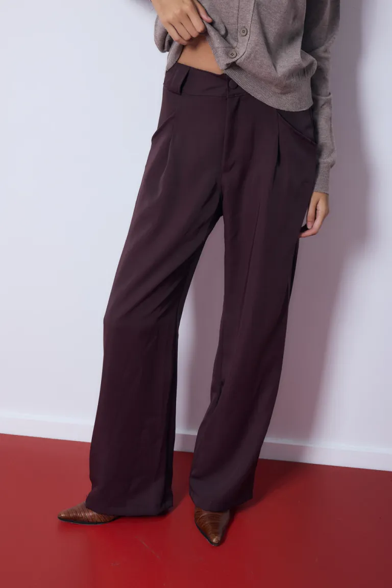 Pantalón de tiro alto en tono rojo, diseño elegante y moderno para la mujer de Audaz en Pantalones para argentina