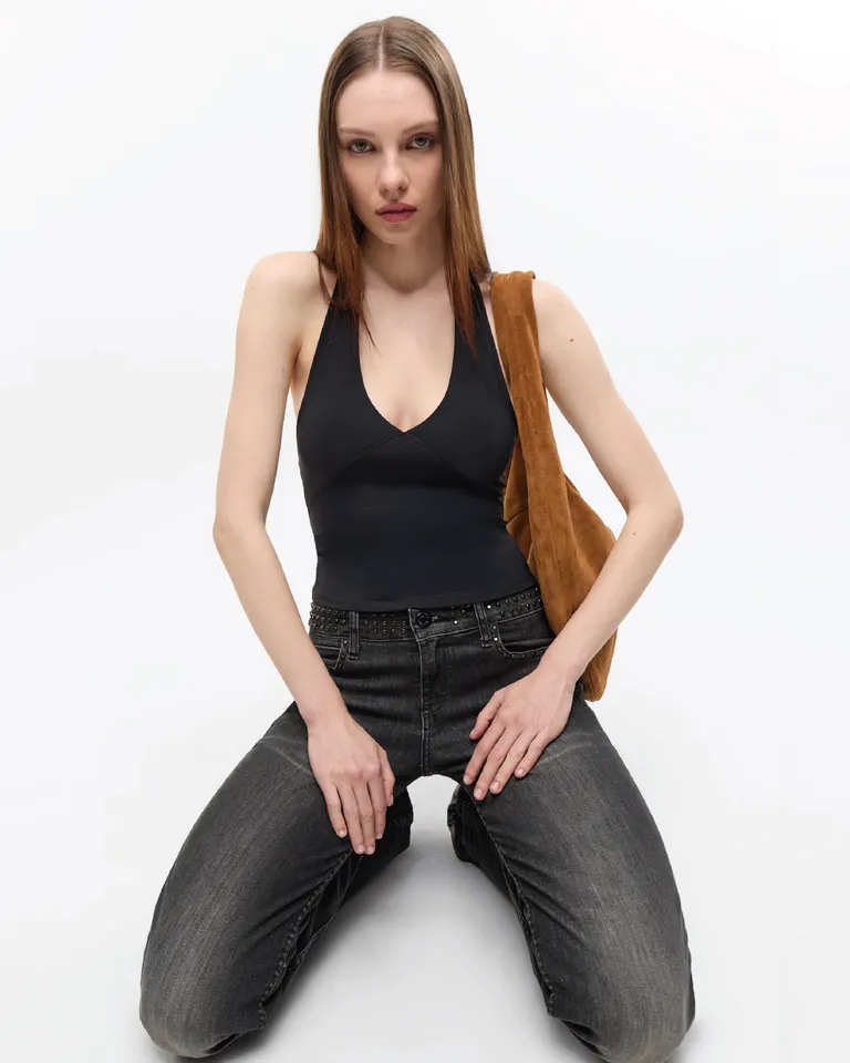 Top de microfibra con escote halter y calce ajustado de Ay Not Dead en Tops para argentina