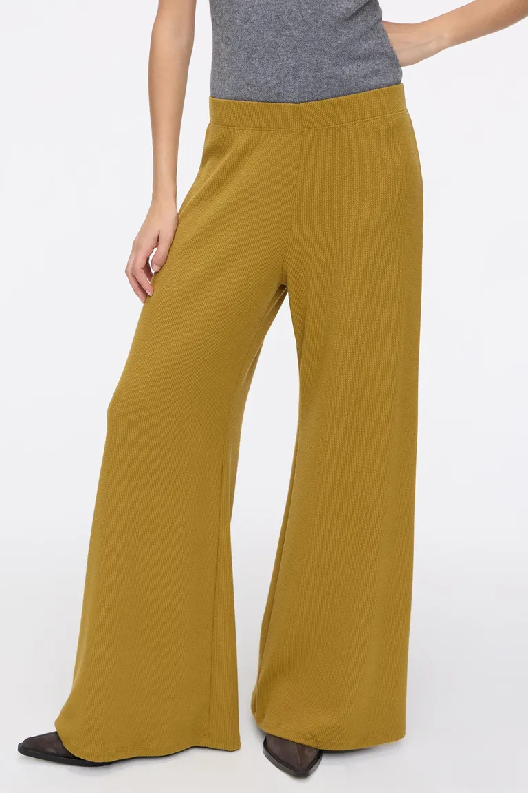 Pantalón de mujer tiro alto calce palazzo con textura acanalada y cintura elastizada de Cuesta Blanca en Pantalones para argentina