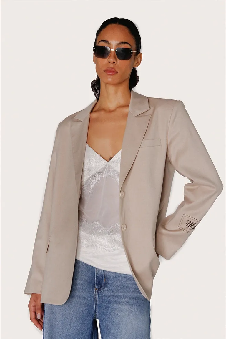 Saco sastrero dano de corte modular y detalles distintivos de Sofia Sarkany en Blazers para argentina