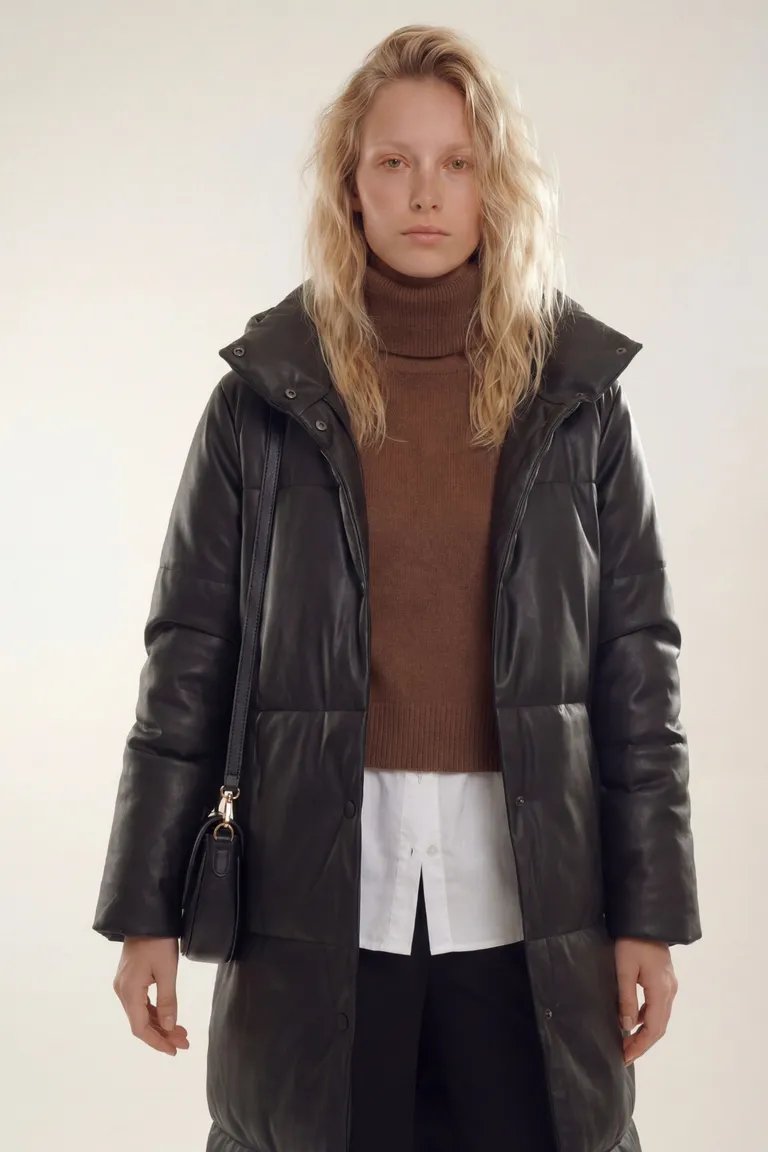 Campera larga acolchada con capucha y cierre frontal de Akiabara en Chaquetas para argentina