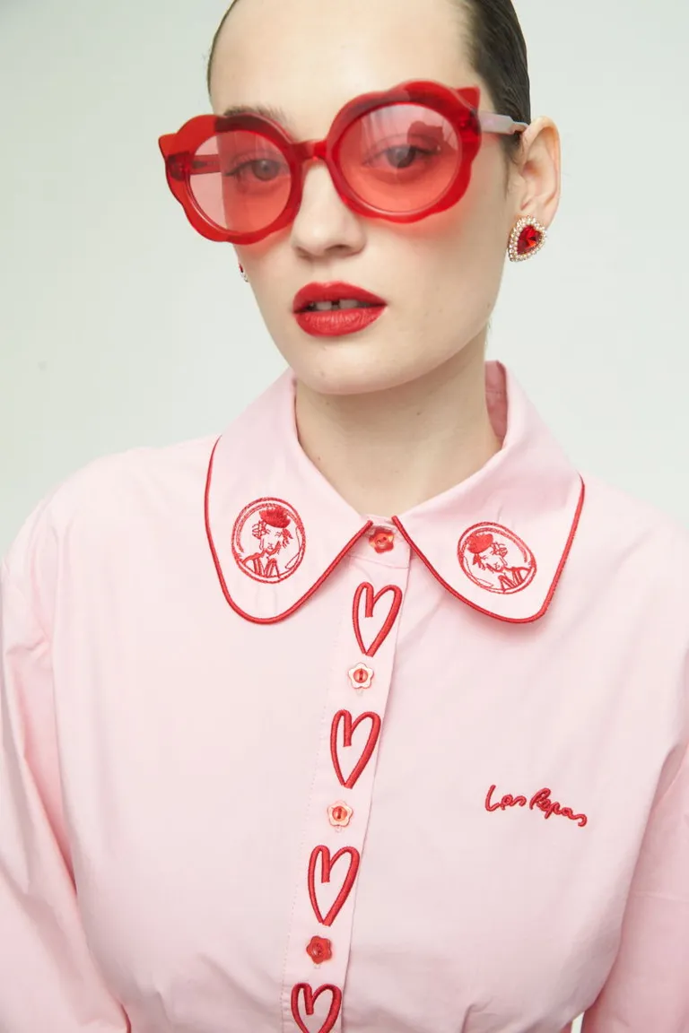 Camisa rosa con bordados Juno, una pieza única y llamativa para tu guardarropa de Las Pepas en Camisas para argentina