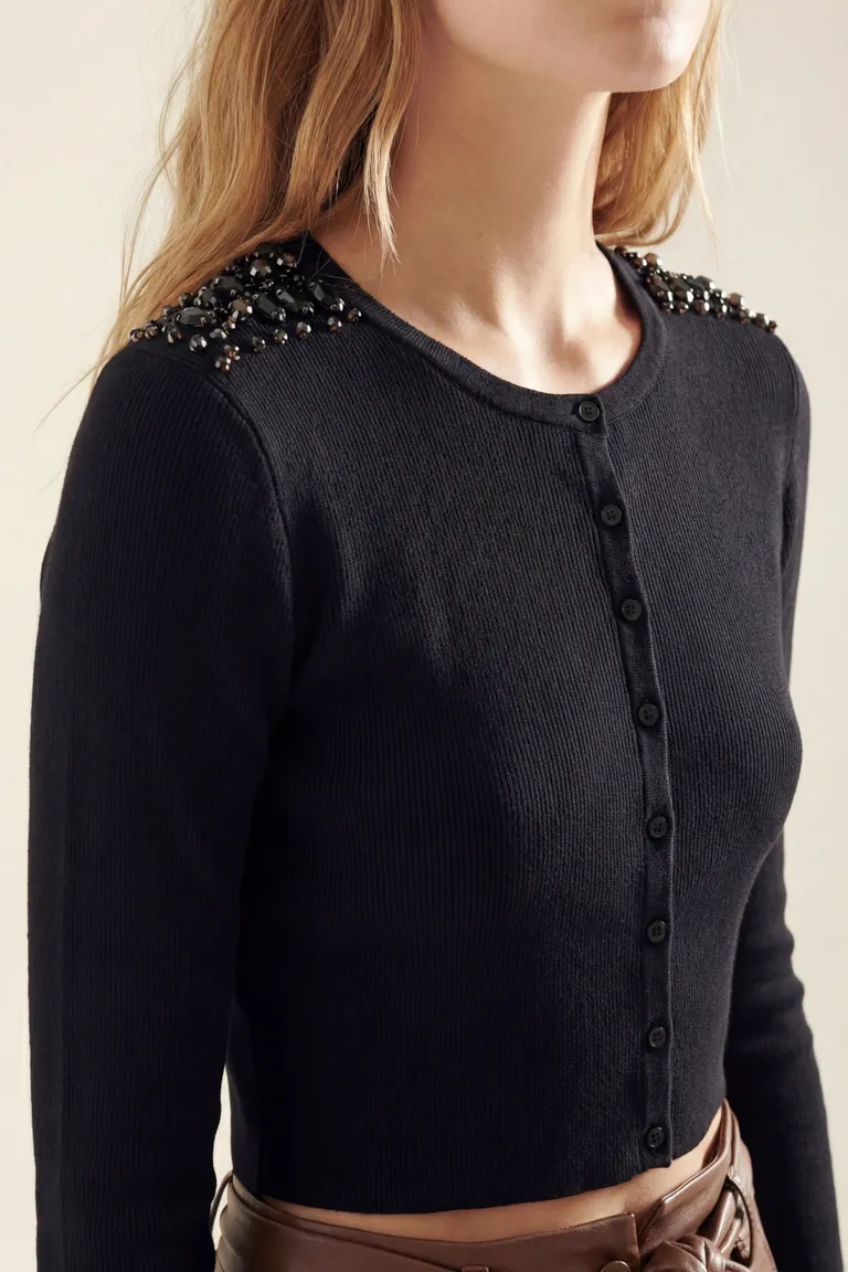 Cardigan cropped entallado con abotonadura frontal y apliques decorativos en los hombros de Akiabara en Buzos y Sweaters para argentina