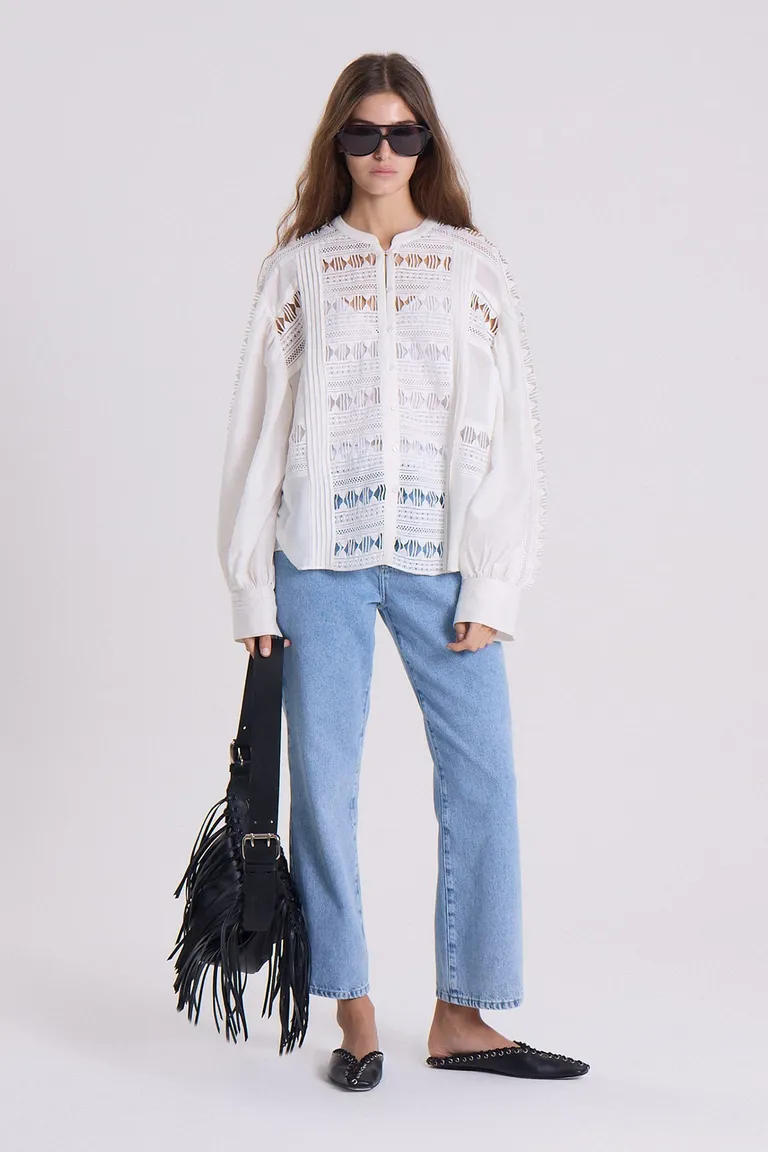 Blusa de voile con bordados en blanco, corte regular fit y mangas amplias de Maria Cher en Blusas para argentina