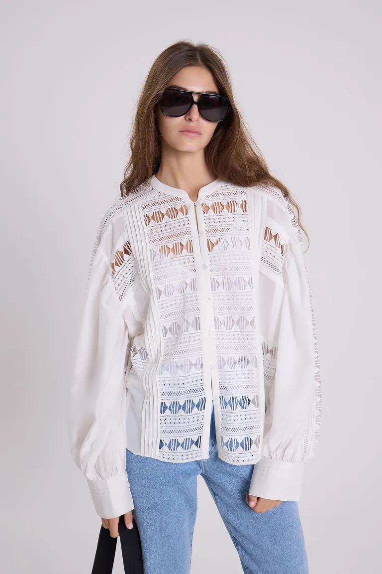 Blusa de voile con bordados en blanco, corte regular fit y mangas amplias de Maria Cher en Blusas para argentina