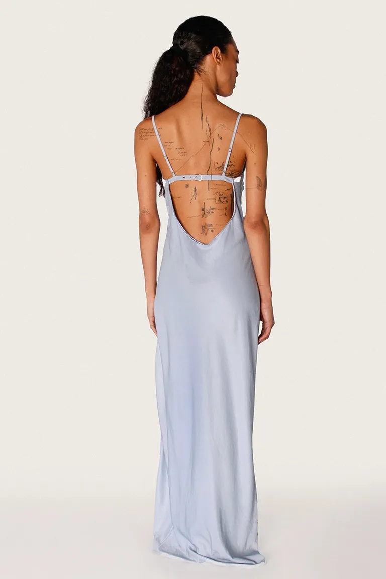 Vestido de seda celeste con escote redondeado y recorte bajo el busto de Sofia Sarkany en Vestidos para argentina