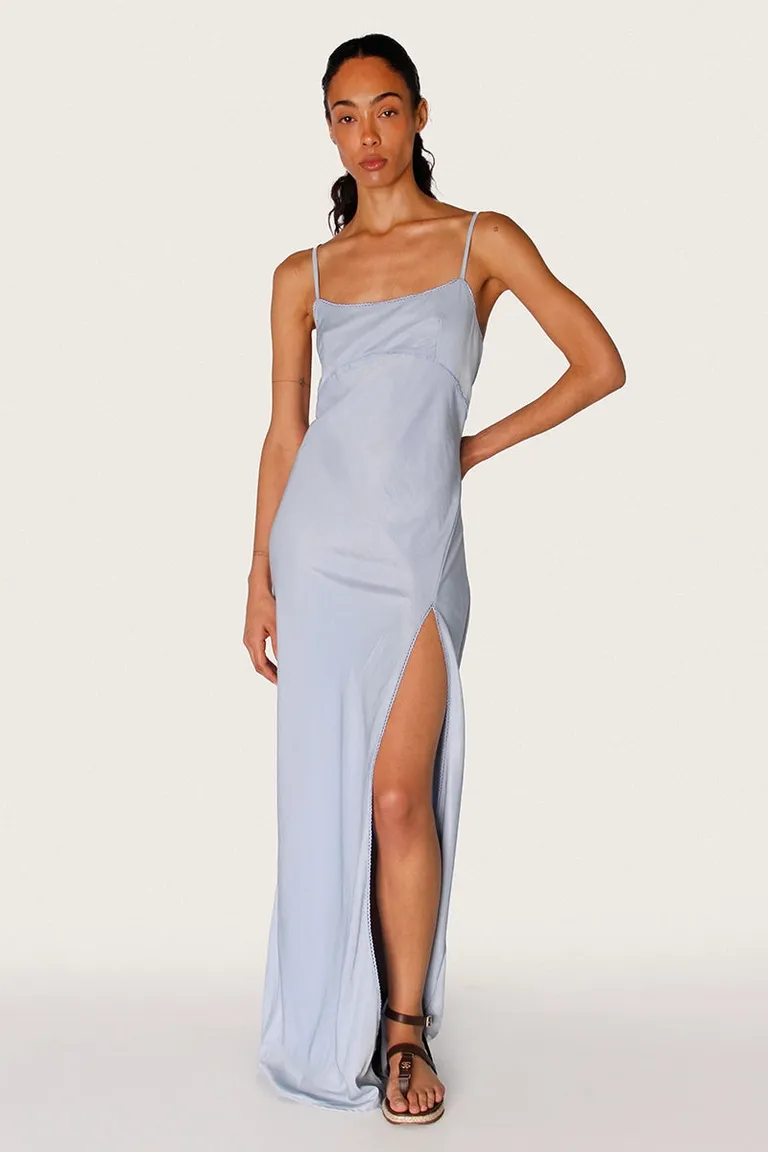 Vestido de seda celeste con escote redondeado y recorte bajo el busto de Sofia Sarkany en Vestidos para argentina