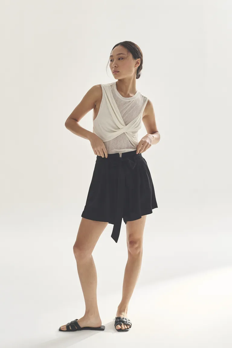 Shorts negro de corte recto y elegante diseño para mujer de Akiabara en Shorts para argentina