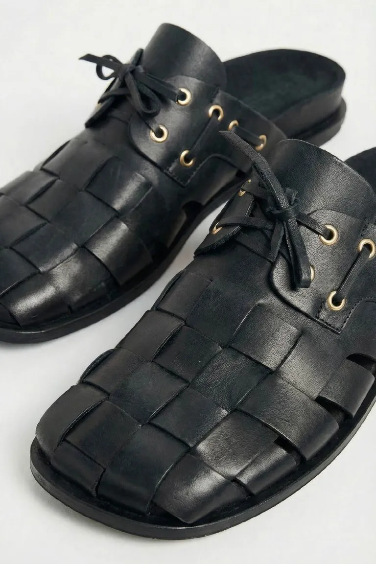 Zueco estilo descalzo con diseño de tiras entrelazadas y cierre de cordones de Maria Cher en Zuecos Planos para argentina