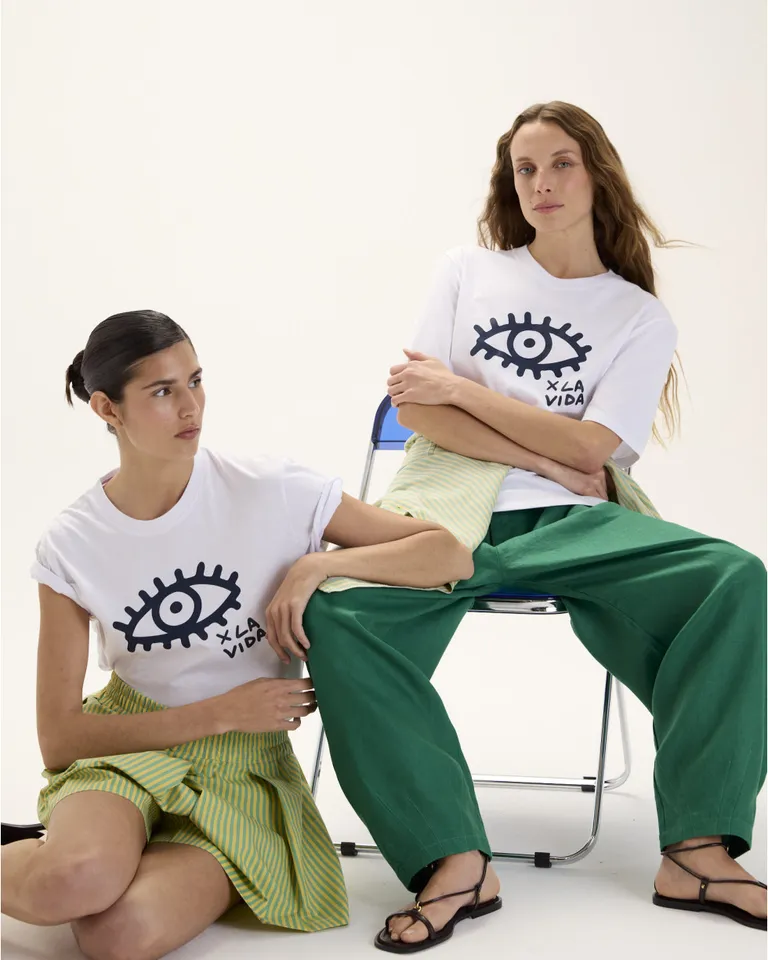 Remera de mujer blanca con gráfico solidario 'Acción por la vida' de Blue Sheep en Remeras para argentina