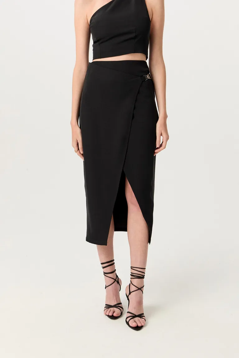 Falda negra en corte recto con cierre lateral y hebilla metálica de Markova en Faldas para argentina