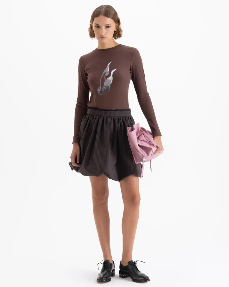 Remera de mangas largas con cuello redondo y estampa frontal central de Jazmin Chebar en Remeras para argentina