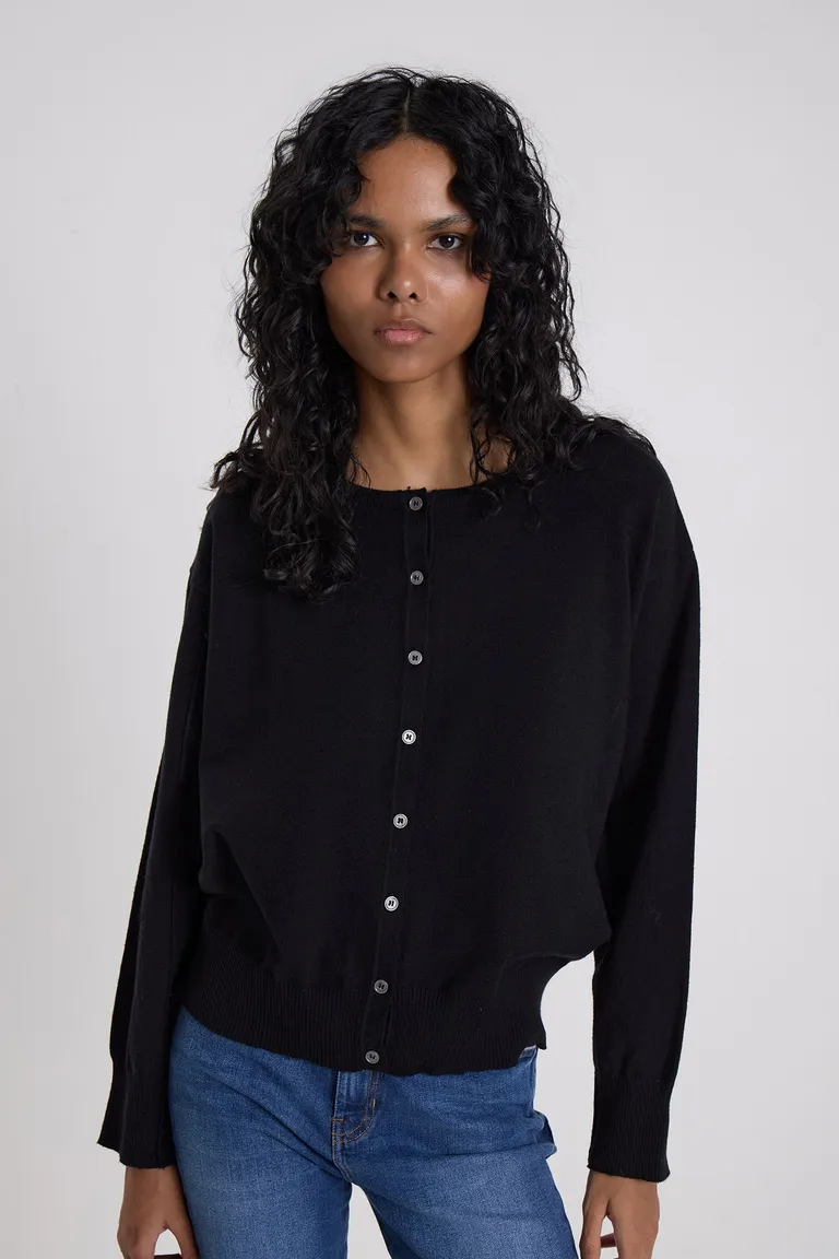 Cardigan clásico de punto con botones frontales y detalle de costuras en relieve en mangas de Maria Cher en Buzos y Sweaters para argentina