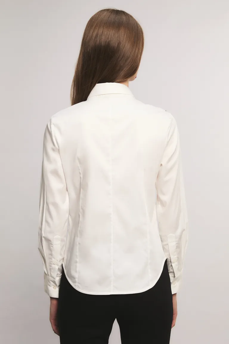 Camisa entallada con cuello italiano y apliques metálicos decorativos en el frente de Kosiuko en Camisas para argentina